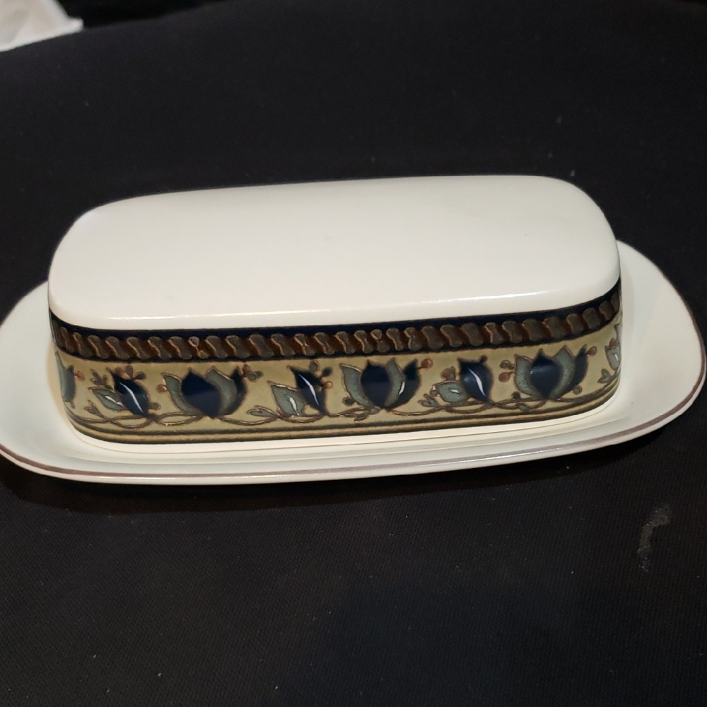 Mikasa Intaglio Ceramic Butter Dish